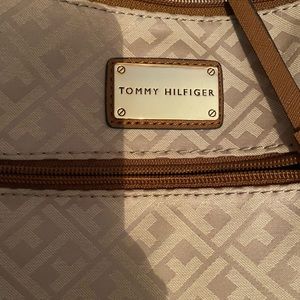 Tommy Hilfiger Cross body bag! Medium size